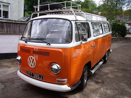 Bonhamsin autohuutokaupan yksi nostalginen kohde on Volkswagen Camper Van vuodelta 1970. Auton arviohinta on 27 000–33 000 euroa. Kuva Bonhams