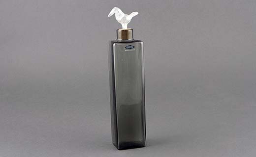  Hagelstamin tammikuun huutokaupassa nousi harvinainen Kaj Franckin Korppipullo vuodelta 1964 peräti yli 2 000 euroon huutomaksuineen, kun lähtöhinta oli 350 euroa. Pullon korkeus on 30 cm. Kuva: Hagelstam