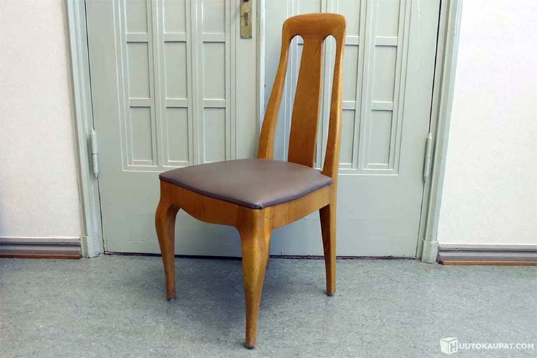 Tämä Eliel Saarisen suunnittelema tuoli Helsingin päärautatieaseman asemaravintolaan ei ole alkuperäinen, vaan myöhemmin valmistettu – ilmeisesti korvaamaan rikki mennyt tuoli. Tästä maksettiin huutokaupassa 400 euroa. Tarjolla oli myös alkuperäinen, uudelleen verhoiltu ja muutoinkin ehostettu tuoli, josta maksettiin peräti 1 560 euroa. Ja vielä oli tarjolla Eliel Saarisen henkeen valmistettuja tuoleja kabinettikäyttöön. Ne on suunnitellut Ursula Nakai. Kuva: Huutokaupat.com