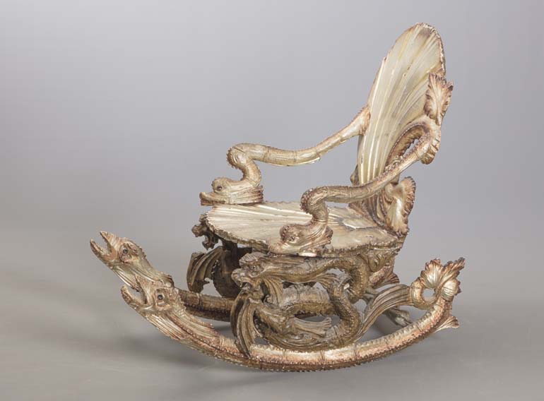 Grotto-keinutuoli kuului Hagelstamin toukokuussa järjestämän Classic-huutokaupan harvinaisuuksiin, ja siitä maksettiin jopa lähtöhintaa enemmän. Hinta huutomaksuineen nousi lopulta yli 2 600 euroon. Tämä keinutuoli on 1800-luvulta ja on omanlaisensa näköinen, joten sitä ei ole ihan helppo sijoittaa ainakaan modernin funktionalistisesti sisutettuun suomalaiskotiin. Todennäköisesti se matkasikin ulkomaille, jossa näistä venetsialaisista, käsityönä tehdyistä, usein simpukkamaiseksi veistetyistä huonekaluista maksetaan paljon enemmänkin. Kuva:Hagelstam