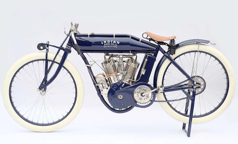 Tämä jo yli satavuotias moottoripyörä on alan keräilijöiden himoitsema, mutta kyllä se voisi olla iäkkäämpien kuljettajien unelma-ajokkikin, koska erilaisia toimintoja moottoripyörän hallitsemiseksi on varsin vähän: siinä kun ei ole jarruja, ei vaihteita ja kaasuttimessakin on vain kaksi asentoa: täysillä tai ei lainkaan. Kuva Auktionskammare