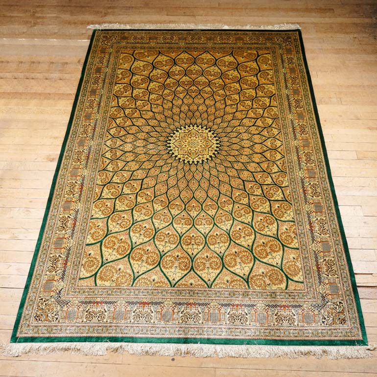 Helanderin huhtikuun huutokaupan kallein matto oli tämä silkkinen Qum-matto Iranista kooltaan 195x300 cm. Sen alin hyväksyttävä myyntihinta olisi ollut 15 100 euroa, mutta matto jäi myymättä.