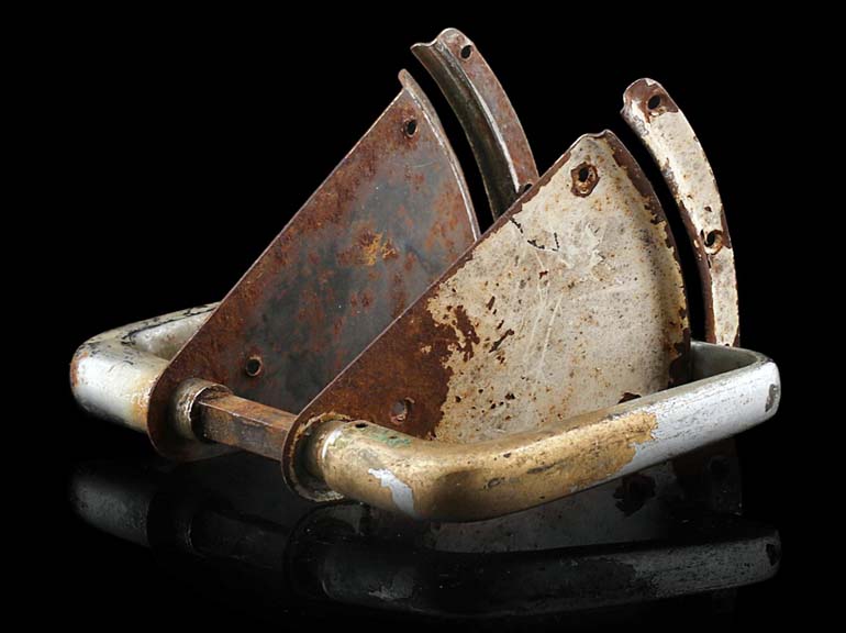 Tämäkin Alvar Aallon suunnittelema ovenkahvapari oli myynnissä Annmari´sin designhuutokaupassa, ja siitä maksettiin huutomaksuineen lähes 1 500 euroa, vaikka kunnossa ei ole kehumista. Kyseessä on kuitenkin ovenkahvapari Paimion parantolan potilashuoneen ovesta, ja tuo Paimio on muodostunut käsitteeksi ympäri maailman. Kuva: Annmari's