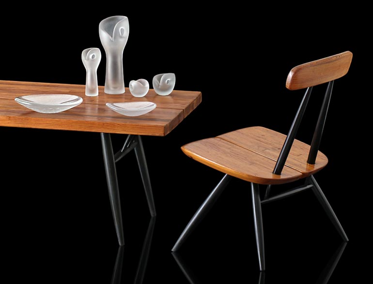 Annmari´sin syyskuun huutokaupassa oli myynnissä mm. Ilmari Tapiovaaran suunnittelemaa alkupään Pirkka-sarjaa. Sohvapöytä jäi arviohinnasta, ja maksoi huutomaksuineen noin 1 000 euroa. Pirkka Lounge -tuoli maksoi lähes kaksi kertaa enemmän. Pöydän päällä on Timo Sarpanevan Hiidennyrkki-sarjaa sekä Tapio Wirkkalan kampahiotut Lehdet. Kuva: Annmari´s