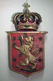 Kruunulla varustettu harvinainen vaakuna sadan vuoden takaa arvostettiin lähes 15 000 euron arvoiseksi Aleksin huutokaupassa. Vaakuna on puuta, ja se on osin kullattu. Kuva: Aleksin huutokauppa