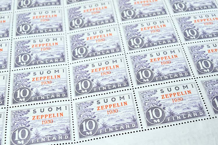 Filateliapalvelun huutokaupassa on tarjolla tämä arkkihavinaisuus, jossa on 100 Zeppelin-postimerkkiä virhepainamineen. Lähtöhinta on 9 000 euroa.