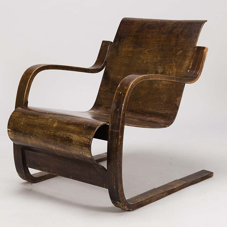 Bukowskisilla marraskuussa huutokaupattavat Alvar Aallon harvinaiset Paimio -tuolit on valmistettu 1930-luvun alussa ennen kuin pyökki korvattiin koivupuulla. Kuva: Bukowskis