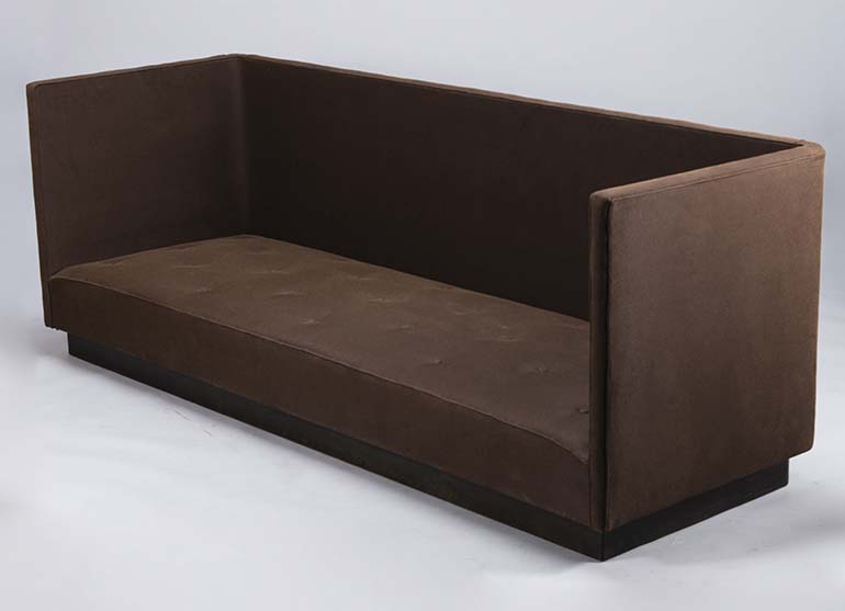 Nyt huutokaupattavaksi tuleva Gunnel Nymanin sohva on ollut hänen perheensä omistuksessa. Sohva on valmistettu 1930-luvun alussa, ja se oli esillä Taideteollisuusnäyttelyssä vuonna 1934. Bukowskisin arviohinta sohvalle on 6 000–8 000 euroa.