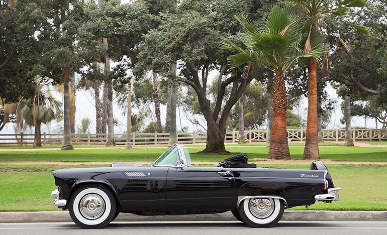 Marraskuussa Julien‘silla myyty Marilyn Monroen aikoinaan omistama Ford Thunderbird oli siihen aikaan oikea voimapesä -  V8-moottori tuotti 225 hevosvoimaa. Auto oli Fordin vastine Chevroletin Corvettelle.