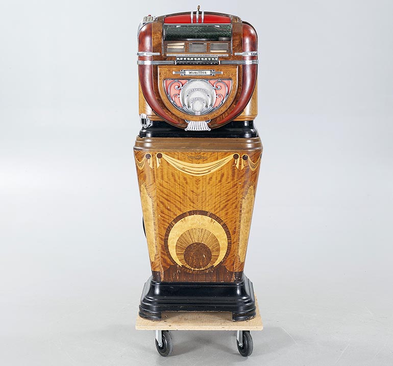 Musiikin harrastajalle olisi ollut tarjolla jukebox-harvinaisuus noin vuodelta 1940. Se oli myynnissä Bukowskis Marketin nettihuutokaupassa marraskuussa Göteborgista. Kysymyksessä oli Wurlitzer mallia 81, ja siinä on alkuperäinen puinen ”Mae West”- runko. Jukeboxin lempinimi johtuu sen kurvikkaista muodoista – joista myös näyttelijä ja aikansa seksisymboliksi nimitetty Mae West oli tunnettu. Soittimen korkeus on 160 cm ja sen sarjanumero on 0001. Jukeboxilla on myös asiantuntijan kirjoittama todistus sen alkuperäisyydestä – kopioitakin nimittäin on myynnissä. Jukeboxin lähtöhinta oli huutokaupassa vajaat 10 000 euroa, ja suunnilleen siihen hintaa se huutomaksuineen nousikin.
