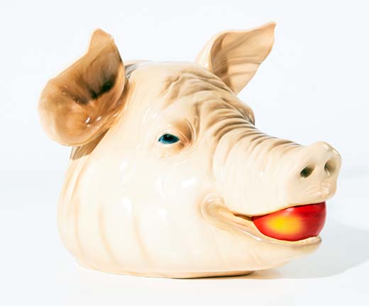 Yksi erikoisimmista joulukoristeista, joka oli tarjolla pohjoismaisissa arvohuutokaupoissa joulun alla oli tämä joulupöydän koristeeksi tarkoitettu keraaminen sian pää. Se myytiin Stockholms Auktionsverkin huutokaupassa, ja hinta nousi lähtöhinnastaan yli kaksinkertaiseksi eli yli 500 euroon. Koristeen pituus on 32 cm ja korkeus 29 cm.