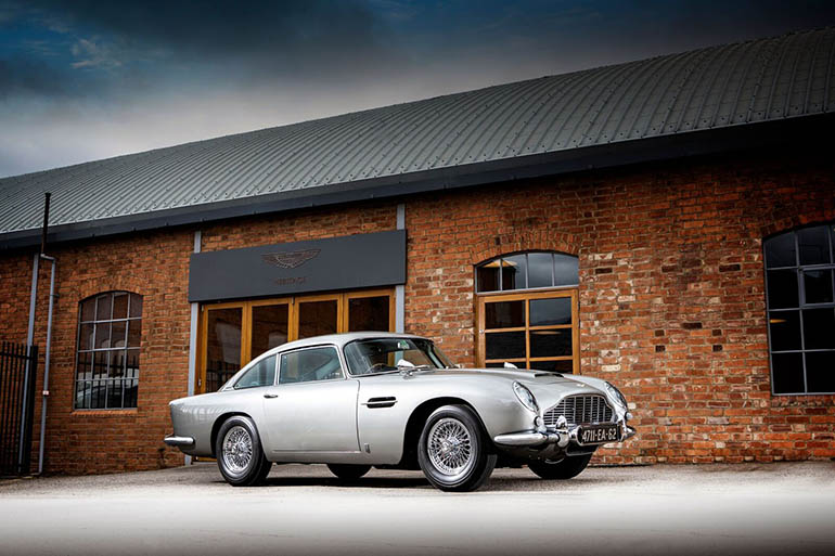 James Bondin Aston Martin