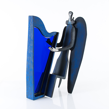 Birger Kaipiainen loi näitä Harppua soittavia enkeleitä kolmea erilaista – eri väristä. Tämä Auktionsverketillä myyty sininen variaatio soitti taiteilijan mukaan Händelin musiikkia. Kuva: Stocholms Auktionsverk