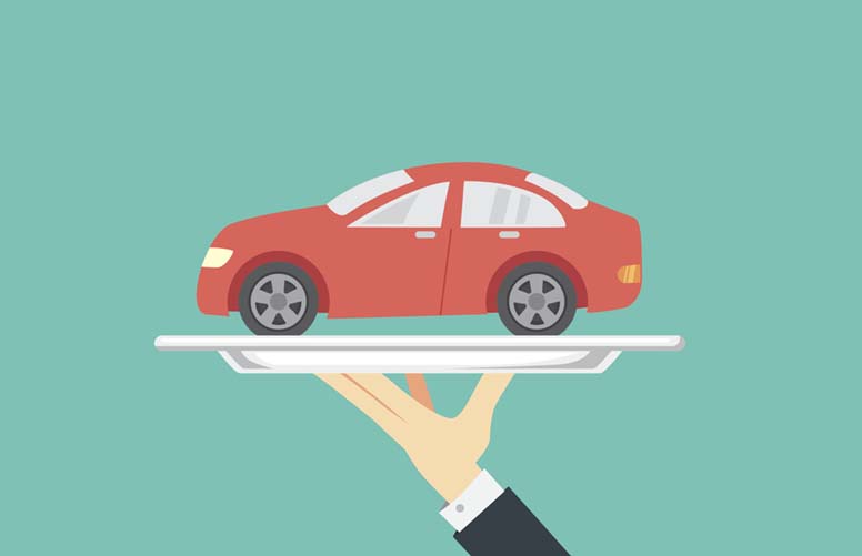 Punainen auto hopeisella tarjottimella