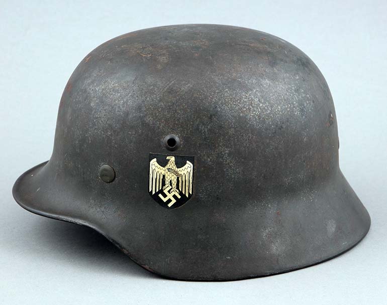 Hagelstamin militaria-huutokaupassa myytiin myös Saksan Kolmannen valtakunnan tunnettu teräskypärä, Stahlhelm m/35. Siinä oli pintaruostetta niin ulko- kuin sisäpuolellakin, mutta tämä kansainvälisten militaria-keräilijöiden himoitsema kypärä nousi 400 euron lähtöhinnastaan huutomaksuineen noin 1 350 euroon. Kuva: Hagelstam