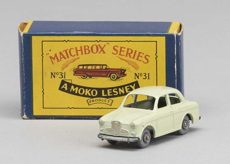 Bukowskisilla oli marraskuussa Tukholmassa huutokauppa, jossa myytiin osia suuresta Matchbox-autokokoelmasta. Tarjolla olivat muun muassa nämä kaksi Lesneyn leikkiautoa: Ford Station Wagon alkuperäispakkauksessa sekä Wolseley 1500 ilman rasiaa. Lähtöhinta oli noin 300 euroa, mutta nämä jäivät myymättä.