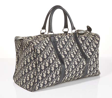 Tällä hetkellä monogrammikuosit ovat jälleen suosittuja. Myös vanhat vintagediorit ovat nostaneet hintoja. Nyt on oikea hetki myydä ne komeron perukoilta. Christian Dior Trotter Boston -laukku myytiin 353 eurolla Stockholms Auktionsverkin huutokaupassa. Kuva: Stockholms Auktionsverk. 