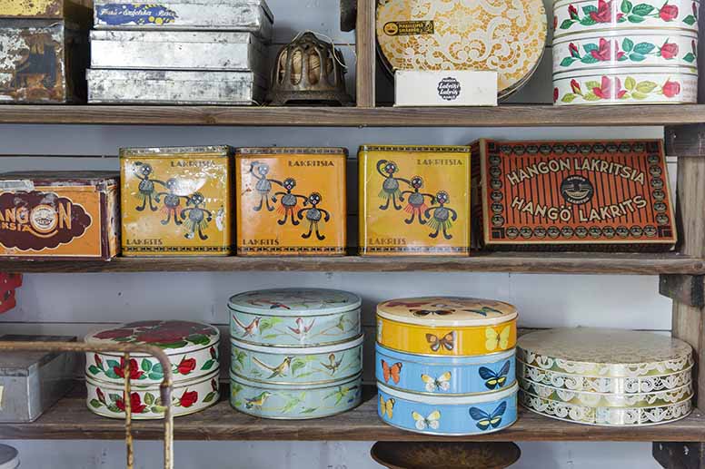 Ajan henki ja nostalgia näkyvät purkkien koristeissa. Kuva: Patrik Lindström