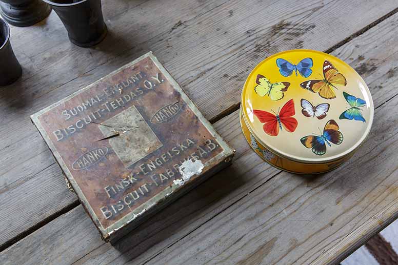 Kokoelman ensimmäinen hankinta oli nostalginen ruskea keksirasia. Perhosrasia on tuorein ostos. Kuva: Patrik Lindström