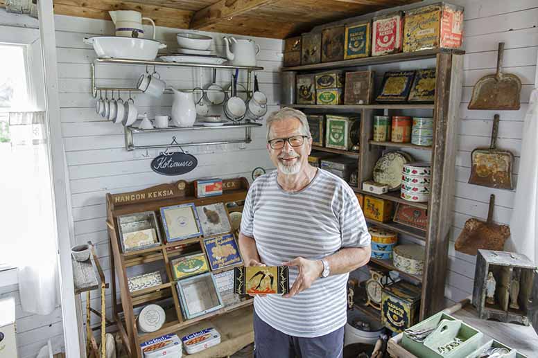 Osa kokoelmasta on aseteltu esiin vanhaan Hangon keksitehtaan myyntitelineeseen, jollainen löytyy jo vuoden 1923 myyntiluettelosta. Lopuille purkeille ja purnukoille Nipa Ronikonmäki on rakentanut kauniin hyllykön vanhoista ladon seinälaudoista. Kuva: Patrik Lindström