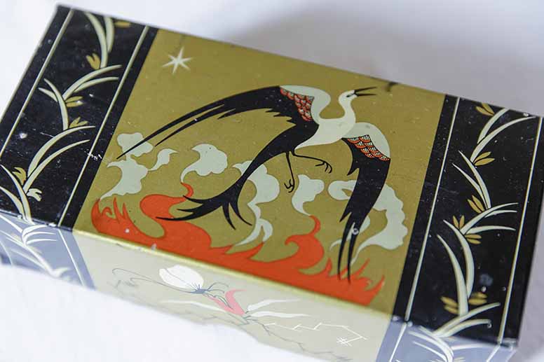 Tämä 1920-luvun orientalismia ja art decoa henkivä rasia on kuin pieni taideteos. Kuva: Patrik Lindström