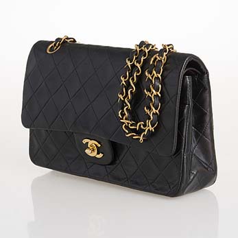 Chanel Classic Double Flap Bag (medium), lähtöhinta 2 100 euroa, huudettiin keväällä 2020 Bukowskisilla 2 300 eurolla. Uusi maksaa noin 5 400 euroa. Kuva: Bukowskis