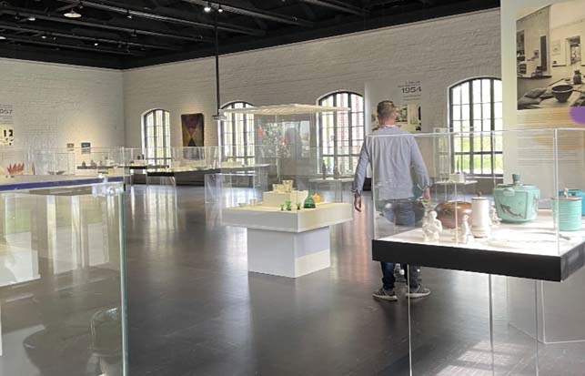 Milanon ihme -näyttely esittelee suomalaisen muotoilun tietä maailman huipulle. Näyttely on esillä Riihimäen lasimuseossa 17.10. asti. Kuva: Katja Weiland-Särmälä