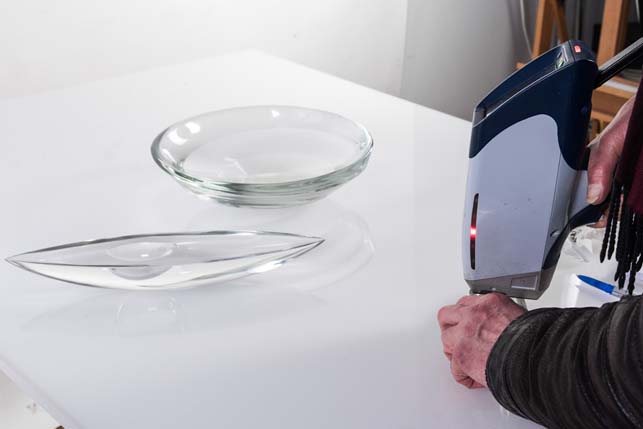 Ei ole olemassa laitetta, joka ajoittaa lasin iän mutta alkuaineet voidaan mitata ja verrata muihin lasiesineisiin. Tätä tutkimusta tehdään joskus, jos epäillään ,että esimerkiksi Timo Sarpanevan Kajakki on tehty 80-luvulla mutta signeerattu 50-luvulle. Kuva: Stockholms Auktionsverket