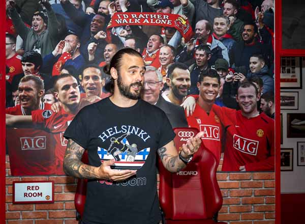 Jere Virtasen takaa pilkistävät vuonna 2006–2010 Old Traffordilla sijainneet pelaajien kotipenkit. Penkit erottaa Virtasen mukaan vieraspenkeistä se, että kotipenkeissä on lämmitys. Kuva: Leena Louhivaara