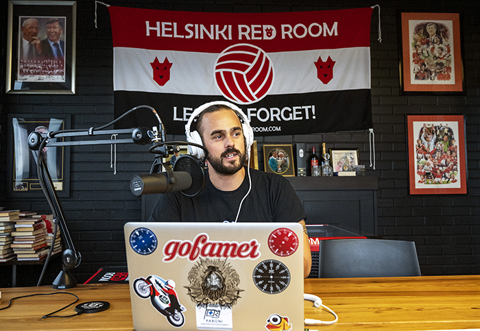 Jere Virtasen epäkaupallinen podcast Unelmien Teatteri keskittyy Manchester United -seuran kuulumisiin ja historiaan. Se sisältää myös pelaajahaastatteluja. Kuva: Leena Louhivaara