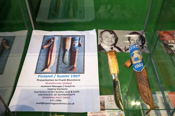 Suomi-puukko on kuulunut apulaisvalmentaja Frank Blunstonelle. Jere Virtanen selvittelee tarinaa puukon takana. Kuva: Leena Louhivaara