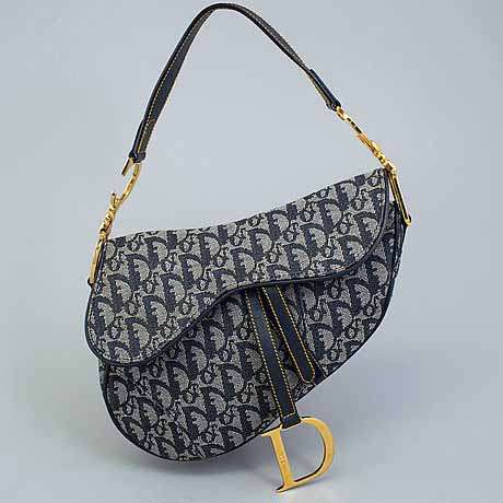  Christian Diorin monogram-kuosinen Saddle Bag -laukku. Lähtöhinta oli noin 200 euroa. Kuva Bukowskis