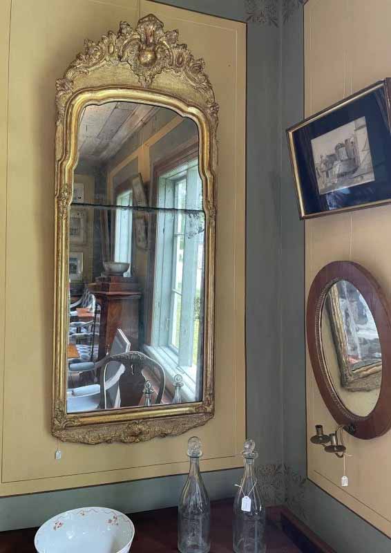 Arthur Aminoffin huonetta koristava rokokoopeili 1760-luvulta alkuperäisine peileineen ja kultauksineen ihastutti minua suuresti. Peili oli ollut hankintahetkellä lähes musta noesta ja savusta, mutta se oli puhdistettu kauniisti. Peilin alaosassa oli hieno pohjantähti-koristeaihe. 
