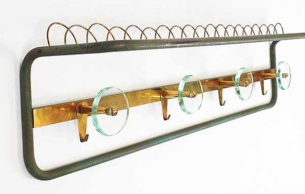 Upea metallista ja lasista valmistettu naulakko 1900-luvun puolivälistä. Tyyliltään naulakko muistuttaa Pierluigi Collin Fontana Arte’lle suunnittelemia esineitä. Kuva: Barlume Vintage