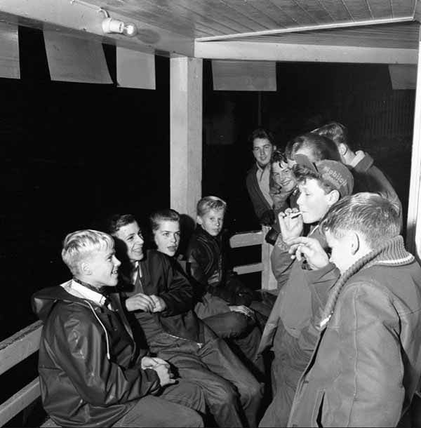 Pojat tupakalla Skvärenillä. Harry Holmströmin kuva on Länsi-Uudenmaan museon kokoelmaan.