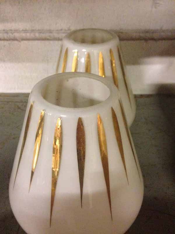Kultakoristeisia valaisimen kupuja. Kuva: Katja Weiland-Särmälä