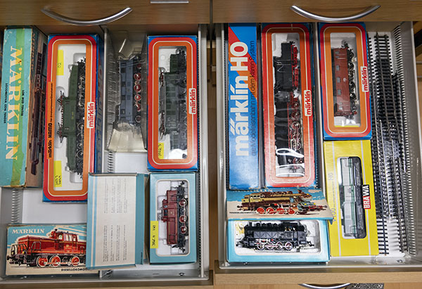 Kari Hovinmaan keräilykokoelmaa laatikoissa, joissa muun muassa yli 70 erilaista veturia. Kuva: Leena Louhivaara
