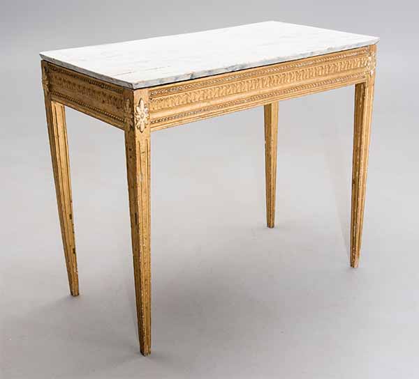 Kuvan pöydän marmoria erehdyttävästi muistuttava pöytälevy on maalattu. Pöydän lähtöhinta oli 1 000 euroa. Kuva: Bukowskis