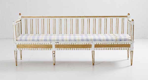 Kuvan kaunis kustavilaistyylinen sohva on 1800-luvun lopusta. Kuva: Auktionet.com