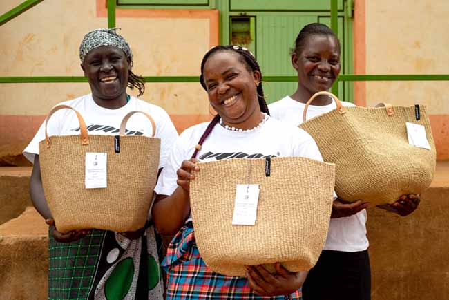 Afrikkalaiset naiset ovat valmistaneet korikasseja paikallisten käsityöperinteiden mukaisesti. Mifuko noudattaa reilun kaupan periaatetta: se on perustanut korinpunojille ryhmiä ja samalla tukee paikallista yrittäjyyttä. Kuva: Mifuko