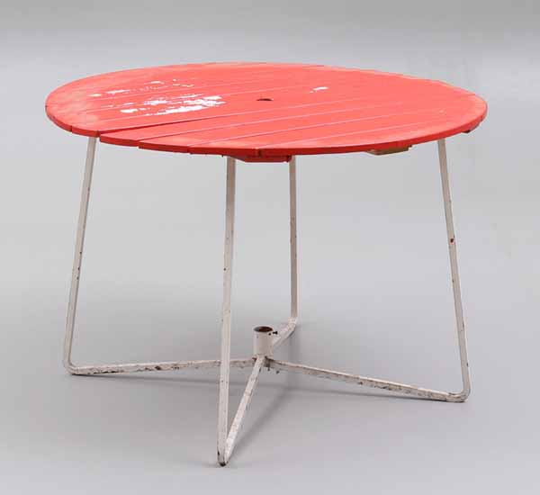 Tämäntyyppisiä pöytiä muistan lapsuudestani 1970-luvulta, ja ne ovat saaneet vaikutteita Grythyttanin 1930-luvun muotoilusta. Pöytä vaatii uutta maalipintaa, jonka jälkeen se on valmis käyttöön. Pöydän vasarahinta oli 34 euroa. Kuva: Auktionshuset Thelin & Johansson 