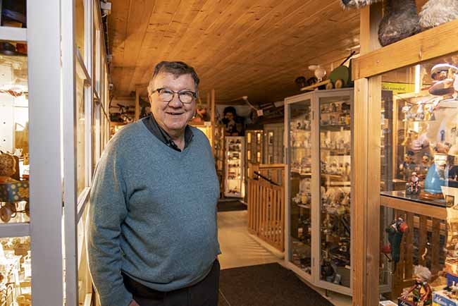 Porvoon nukke- ja lelumuseossa on esillä useita tuhansia leluja. "Varastossa on leluja noin 200 muovilaatikollista", Jorma Söderlund kertoo. Kuva: Ismo Henttonen