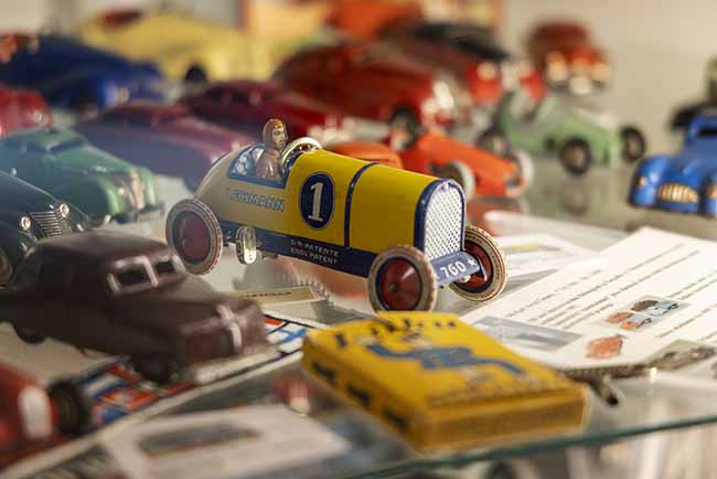Lehmann-kilpa-auto on 1930-luvulta, ja se on valmistettu Saksassa. Lelu on ollut museossa jo vuosikymmeniä. Kuva Ismo Henttonen