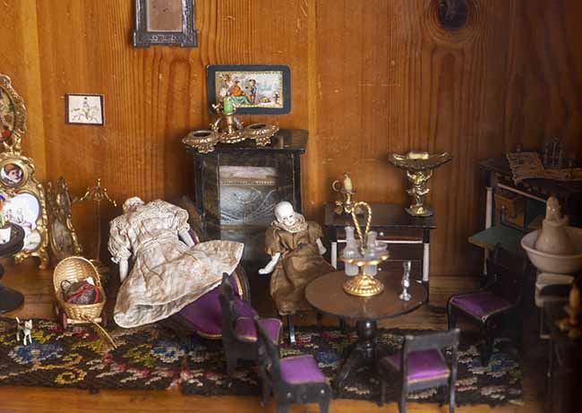 Kuvan nukkekodin kalusteet ovat museon vanhimmat esineet. Ne ovat 1840-luvulta. Porvoolainen perhe on aikoinaan luovuttanut ne museolle. Ennen oli tapana, että kun varakkaaseen kotiin teetettiin huonekalut puusepällä, niin tällä samalla puusepällä teetettiin näistä huonekaluista myös vastaavat miniatyyrimallit. Nukkekodin tavarat ovat museossa aseteltu 1800-luvun kaappiin, joka Söderlundin mukaan luultavasti Carl Larssonin koristama. Kuva: Ismo Henttonen