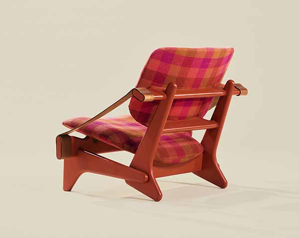 Jumbo tuoli sai nimensä Ottelinin esikoisen Berndt Johanin mukaan. Tuoli oli suunniteltu nuorelle luku- ja läksytuoliksi. Siinä saa mukavan rennon lukuasennon. Kuvan tuoli on verhoiltu Marjatta Metsovaaran suunnittelemalla ruudullisella kankaalla. Tuolia markkinoitiin aikanaan takanedustuolina. Kuva: Christan Jakowleff 