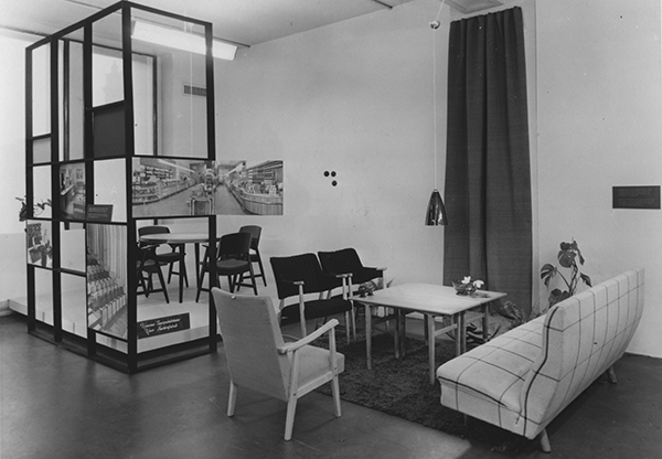 Mallisisustus Ottelinin henkeen 1950-luvulta, kokonaisuus on kuvattu mahdollisesti Stockmannilla. Kuva: Sinkka 