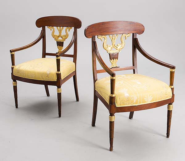 Kauniit venäläisvalmisteiset kultakoristellut nojatuolit 1800-luvun alusta. Kuva: Bukowskis