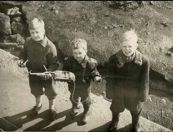 Jorma Söderlund lapsuusystäviensä kanssa Helsingissä 1950-luvulla. Jorma on kuvassa keskellä kädessään johto-ohjattava auto. Kuvan vasemmassa laidassa olevan pojan kädessä on helikopteri, joka oli Jorman aarre. Helikopteri hajosi myöhemmin Jorman sisarusten leikeissä. 
