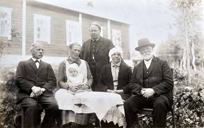 Ruth ja Johannes Hyvärinen esikoisensa kanssa 1920-luvulla. Kuvassa myös Ruthin vanhemmat Oscar ja Elin Kjäldström sekä Hannneksen isä Antti Hyvärinen.