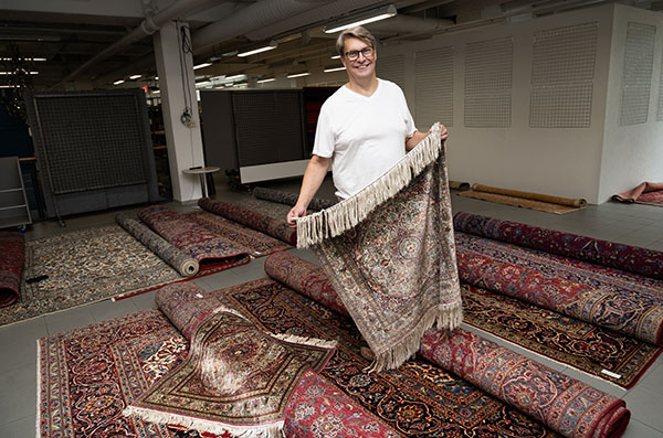 Mika Sirénillä on pitkä kokemus matoista, mutta asiantuntijallekaan maton alkuperän tunnistaminen ei ole helppoa. Kuva: Leena Louhivaara
